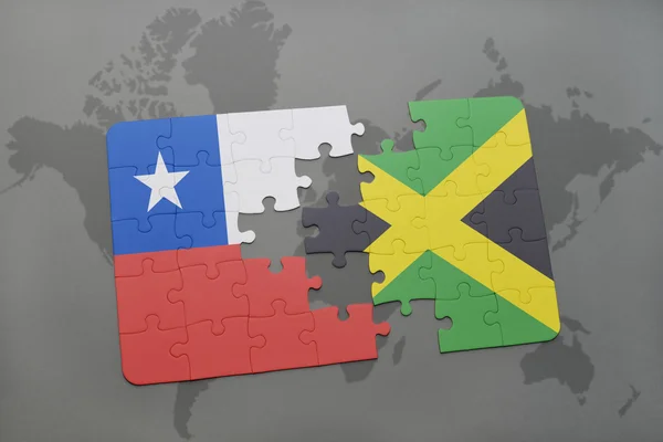 Rompecabezas con la bandera nacional de chile y jamaica en un fondo de mapa del mundo . — Foto de Stock
