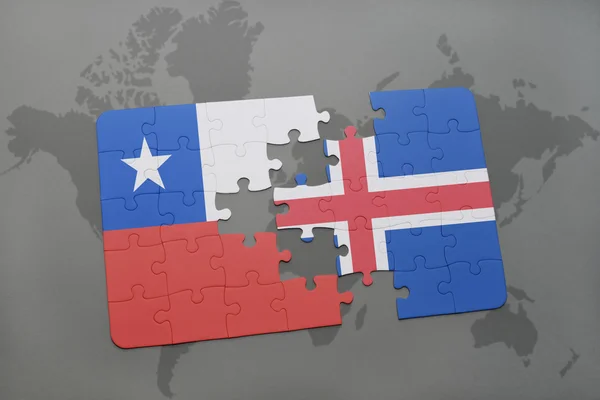 Puzzle avec le drapeau national du Chili et de la Zélande sur un fond de carte du monde . — Photo