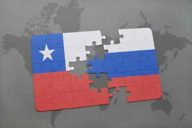 bir dünya haritası arka plan üzerinde şili ve Rusya ulusal bayrağı ile bulmaca.