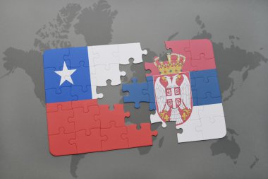 bir dünya haritası arka plan üzerinde şili ve sırbistan ulusal bayrağı ile bulmaca.