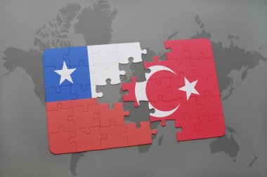 bir dünya haritası arka plan üzerinde şili ve Türkiye ulusal bayrağı ile bulmaca.