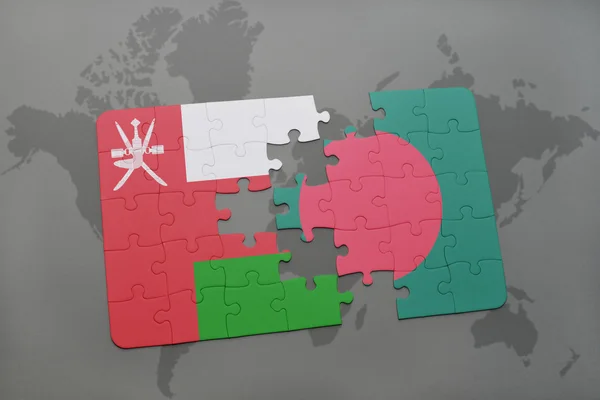 Rompecabezas con la bandera nacional de Oman y bangladesh en un fondo de mapa del mundo . — Foto de Stock