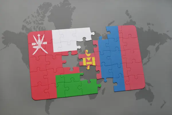 Hádanka s národní vlajkou Ománu a Mongolska na pozadí mapy světa. — Stock fotografie