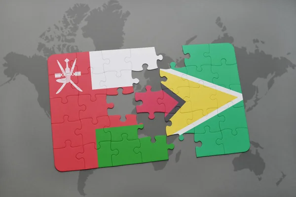 Puzzle con la bandiera nazionale di oman e guyana su sfondo mappa del mondo . — Foto Stock