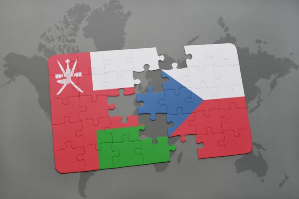 Puzzle con la bandiera nazionale di oman e repubblica ceca su uno sfondo mappa del mondo . — Foto Stock