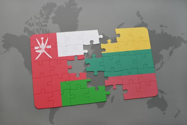 Puzzel met de nationale vlag van oman en Litouwen op de achtergrond van een wereld kaart. — Stockfoto