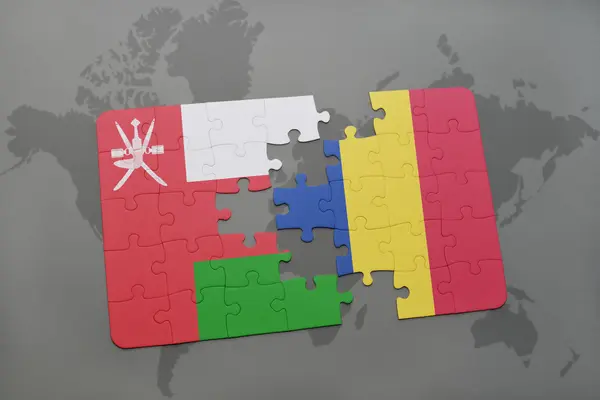 Puzzle avec le drapeau national d'oman et de la Roumanie sur un fond de carte du monde . — Photo