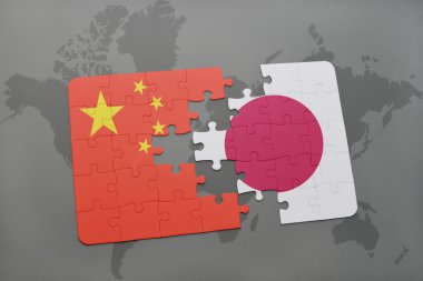 bir dünya haritası arka plan üzerinde Çin ve Japonya ulusal bayrağı ile bulmaca.