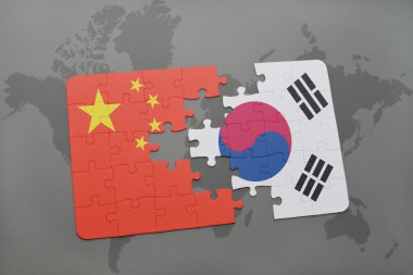bir dünya haritası arka plan üzerinde Çin ve Güney Kore ulusal bayrağı ile bulmaca.