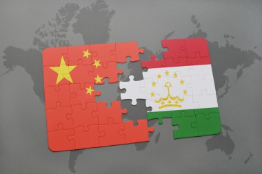 bir dünya haritası arka plan üzerinde çin ve tacikistan ulusal bayrağı ile bulmaca.