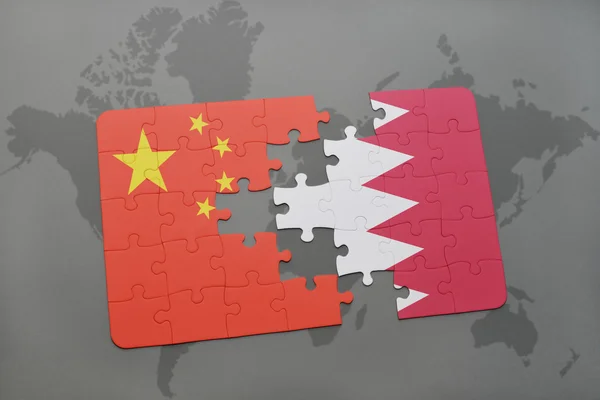 世界地図の背景に中国とバーレーンの国旗とパズル. — ストック写真