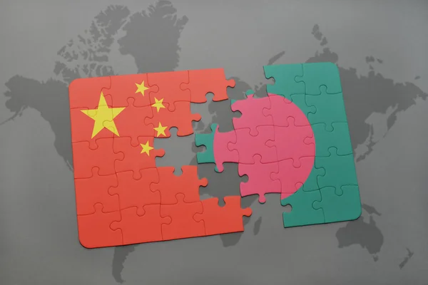 世界地図の背景に中国とバングラデシュの国旗とパズル. — ストック写真