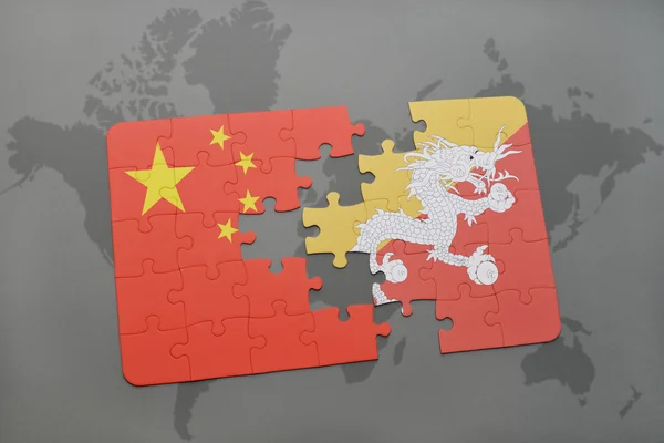 世界地図の背景に中国とブータンの国旗とパズル. — ストック写真