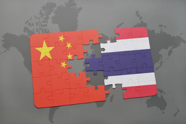 Головоломка з національним прапором Китаю і Таїланду на фоні карти світу . — стокове фото