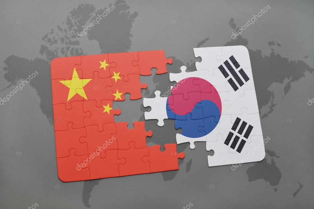 世界地図の背景に中国と韓国の国旗を持つパズル ストック写真 C Ruletkka