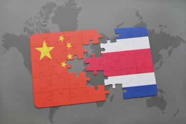 Kosta Rika ve Çin Ulusal bayrak dünya harita arka plan üzerinde ile bulmaca.