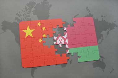 Dünya harita arka plan üzerinde Beyaz Rusya ve Çin Ulusal bayrakla bulmaca.