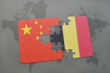 Dünya harita arka plan üzerinde Çin ve Belçika Ulusal bayrakla bulmaca.