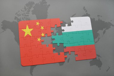 Dünya harita arka plan üzerinde Çin ve Bulgaristan Ulusal bayrakla bulmaca.