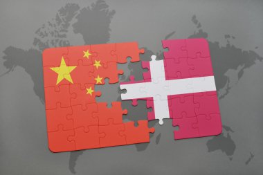 Dünya harita arka plan üzerinde Çin ve Danimarka Ulusal bayrakla bulmaca.