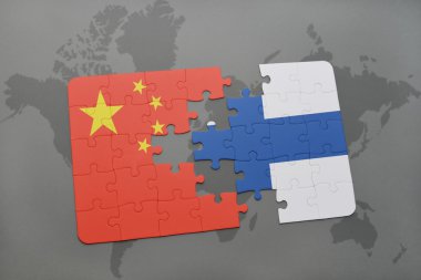 Dünya harita arka plan üzerinde Çin ve Finlandiya Ulusal bayrakla bulmaca.