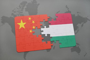 Dünya harita arka plan üzerinde Çin ve Macaristan bayrağı ulusal ile bulmaca.