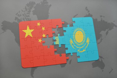 Dünya harita arka plan üzerinde Çin ve Kazakistan bayrağı ulusal ile bulmaca.