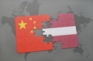 Dünya harita arka plan üzerinde Çin ve Letonya Ulusal bayrakla bulmaca.