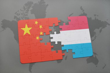 Dünya harita arka plan üzerinde Çin ve Lüksemburg Ulusal bayrakla bulmaca.