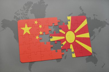 Çin ve Makedonya dünya harita arka plan üzerinde bayrağı ile bulmaca.