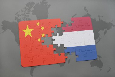Dünya harita arka plan üzerinde Çin ve Hollanda ulusal bayrakla bulmaca.