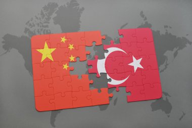 Çin ve dünya harita arka plan üzerinde Türkiye'nin ulusal bayrak ile bulmaca.