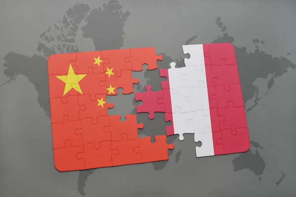 世界地図背景に中国とペルーの国旗パズルします。. — ストック写真