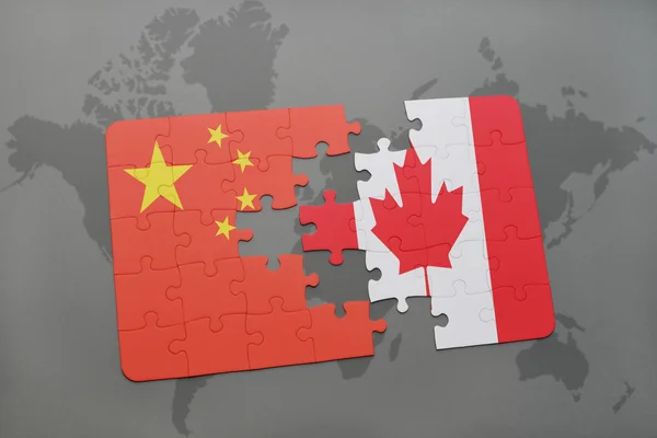 Pussel med den nationella flaggan av Kina och Kanada på världen karta bakgrund. — Stockfoto