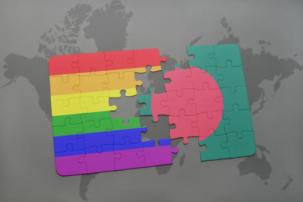 Quebra-cabeça com a bandeira nacional de Bangladesh e bandeira do arco-íris gay em um fundo de mapa do mundo . — Fotografia de Stock