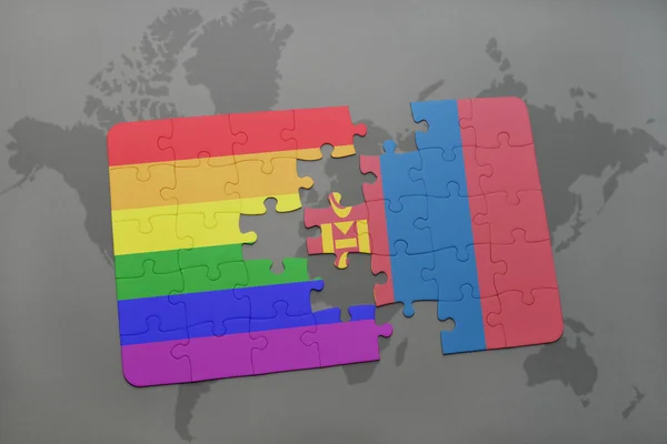 Quebra-cabeça com a bandeira nacional da mongólia e bandeira do arco-íris gay em um fundo de mapa do mundo . — Fotografia de Stock