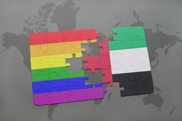 Quebra-cabeça com a bandeira nacional de emirados árabes unidos e bandeira do arco-íris gay em um fundo de mapa do mundo . — Fotografia de Stock