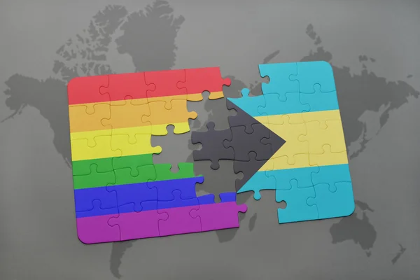 Quebra-cabeça com a bandeira nacional das Bahamas e a bandeira do arco-íris gay em um fundo de mapa mundial . — Fotografia de Stock