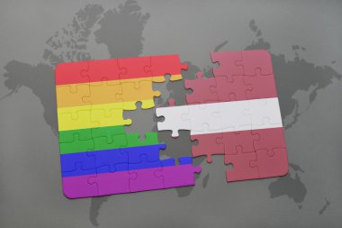 bir dünya haritası arka plan üzerinde letonya ve eşcinsel gökkuşağı bayrağı ulusal bayrağı ile bulmaca.