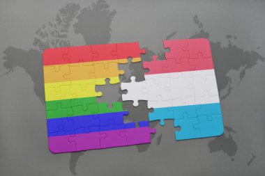 bir dünya haritası arka plan üzerinde lüksemburg ve gay gökkuşağı bayrağı ulusal bayrağı ile bulmaca.