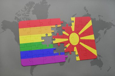 bir dünya haritası arka plan üzerinde makedonya ve gay gökkuşağı bayrağı ulusal bayrağı ile bulmaca.