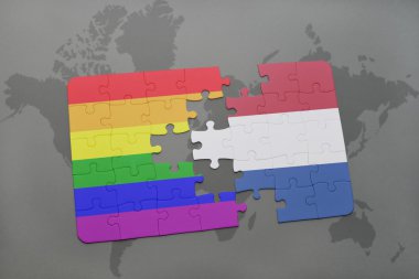 bir dünya haritası arka plan üzerinde Hollanda ve eşcinsel gökkuşağı bayrağı ulusal bayrağı ile bulmaca.