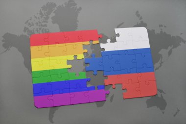 bir dünya haritası arka plan üzerinde rusya ve eşcinsel gökkuşağı bayrağı ulusal bayrağı ile bulmaca.