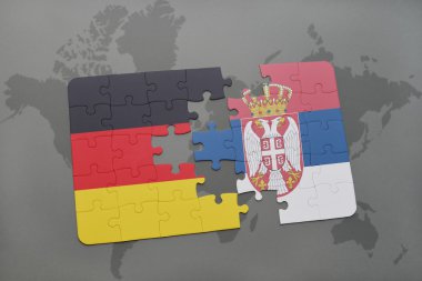 bir dünya haritası arka plan üzerinde Almanya ve Sırbistan ulusal bayrağı ile bulmaca.