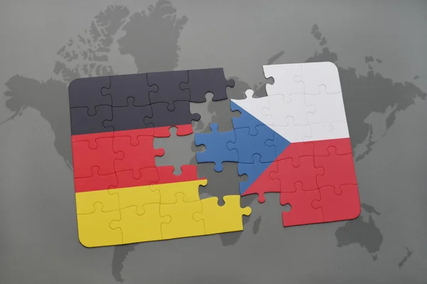 Puzzle con la bandiera nazionale di Germania e Repubblica Ceca su uno sfondo mappa del mondo . — Foto Stock
