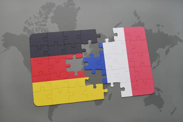 Quebra-cabeça com a bandeira nacional da alemanha e da frança em um fundo de mapa do mundo . — Fotografia de Stock