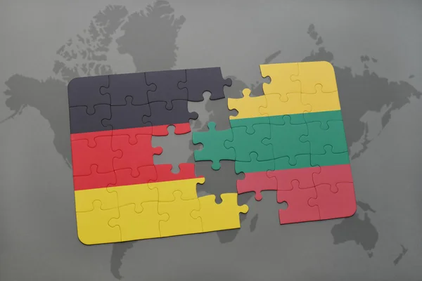 Rompecabezas con la bandera nacional de Alemania y Lithuania en un fondo de mapa del mundo . — Foto de Stock