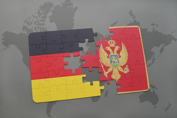 Puzzel met de nationale vlag van Duitsland en Montenegro op een wereld kaart achtergrond. — Stockfoto