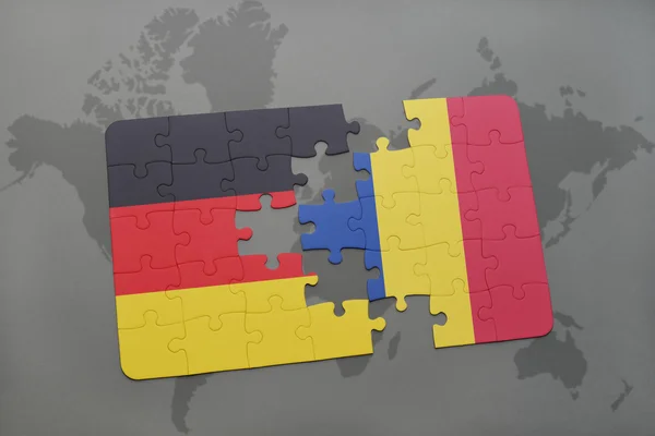 Quebra-cabeça com a bandeira nacional da Alemanha e Romênia em um fundo de mapa do mundo . — Fotografia de Stock