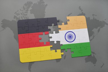 bir dünya haritası arka plan üzerinde Almanya ve Hindistan ulusal bayrağı ile bulmaca.